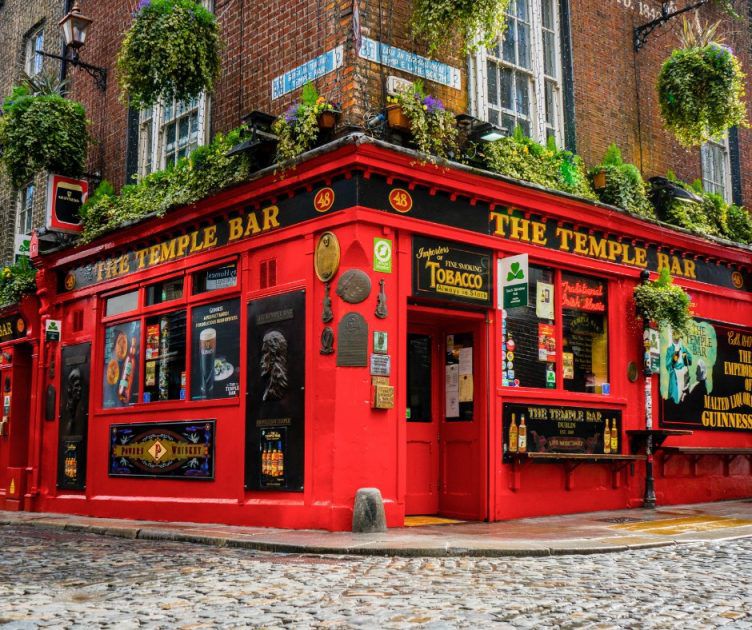 Alt: Couple enjoying Irish pub night in Dublin with escort